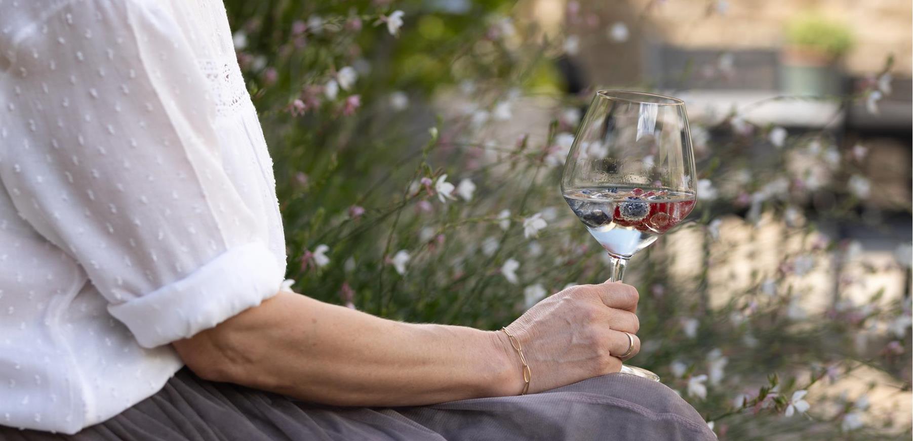 Donna con aperitivo