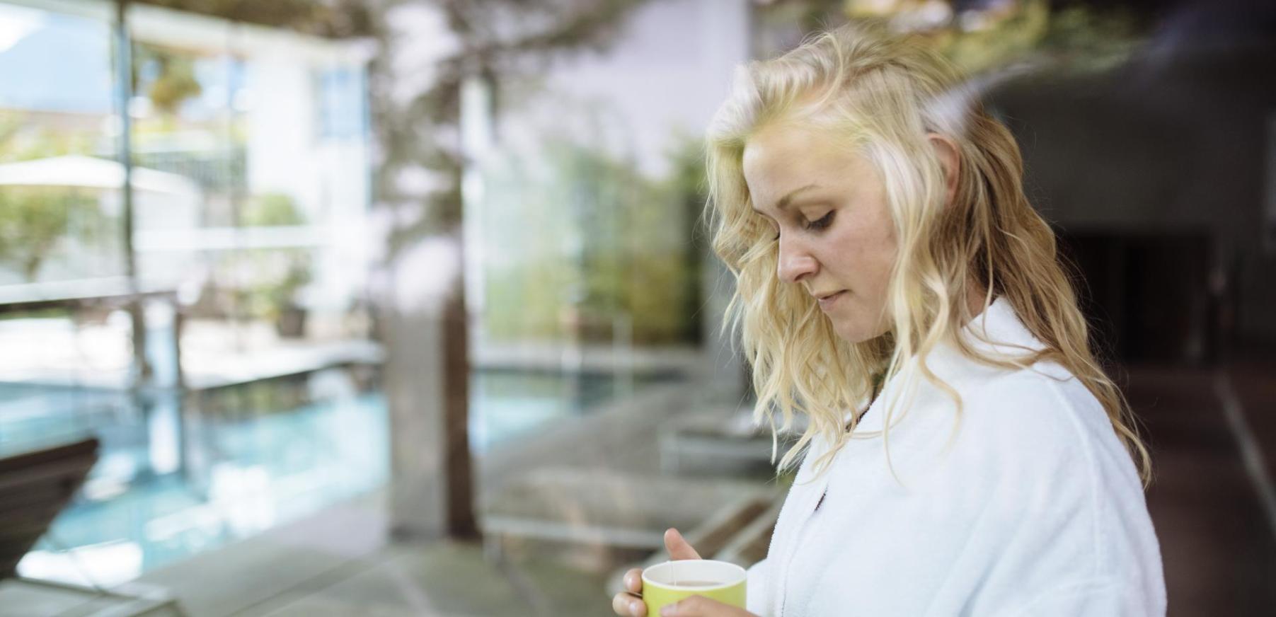 Frau mit Teetasse