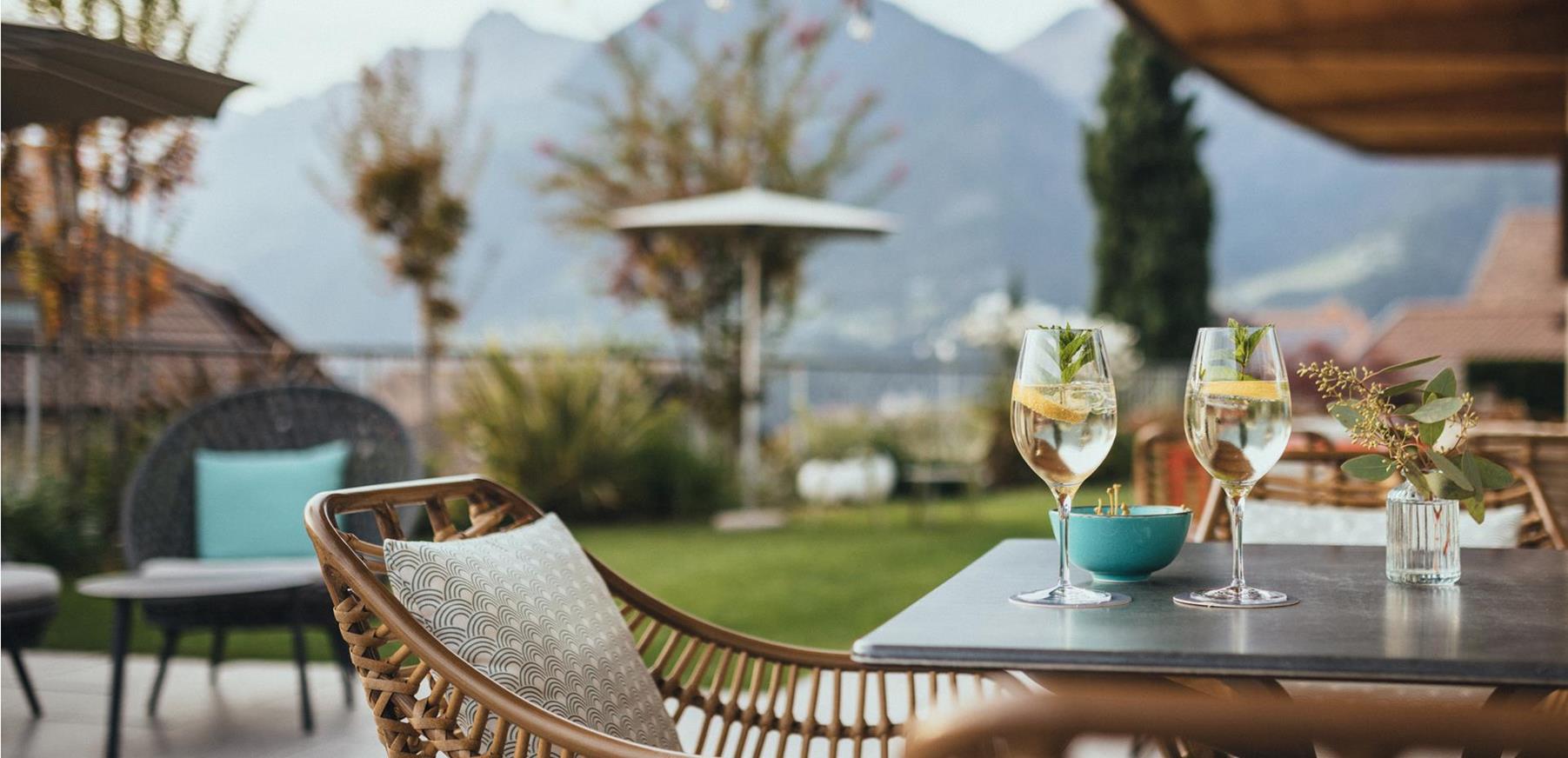 Aperitif für zwei auf der Terrasse