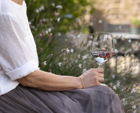 Donna con aperitivo