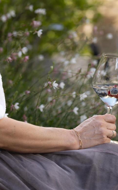 Frau mit Aperitiv