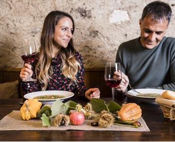 Cena nella cantina dei vini