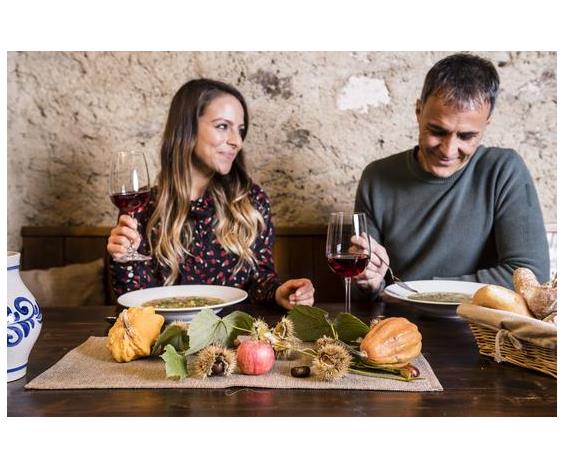 Cena nella cantina dei vini