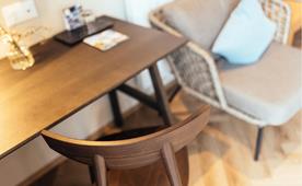 Schreibtisch und Sessel - Einzelzimmer Smart
